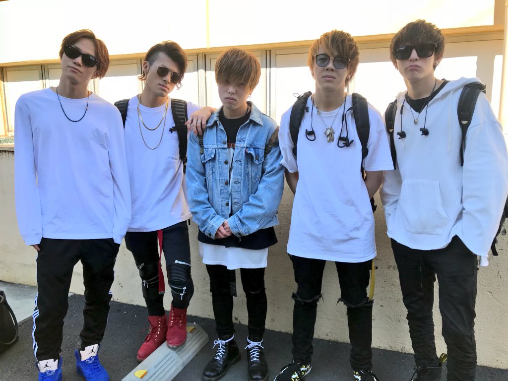 5Doors_Official's tweet photo. 【５Doorsライブ情報】
5/6@代官山 SPACE ODD
予約3500円＋D 当日4500円＋D
出演12:10〜12:35
物販14:45〜16:05

★物販ではハグチェキ等いろんなチェキが撮れます♪
★ご予約はDMで承ります♪
★ブロマイド＆ランダムチェキ絶賛発売中！
★7 LIVE Remaining

#5Doors
#メンズアイドル
#ライブ
#代官山 https://t.co/xMwuYWlzph