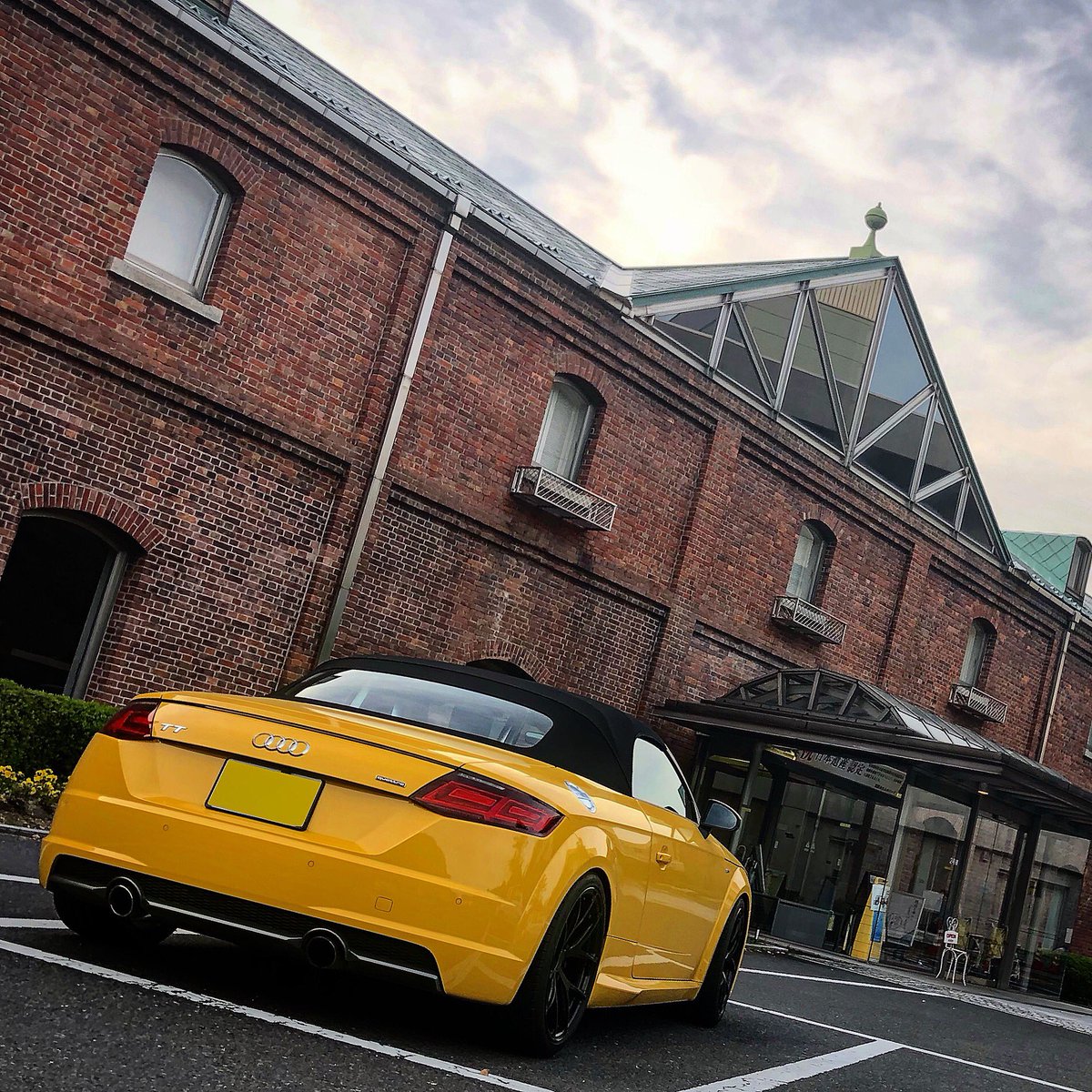 syatyou_jp's tweet image. 赤いレンガとベガスイエローのアウディTTロードスター👍
-
#audi 
#auditt 
#audittroadster 
#tt8s 
#ベガスイエロー
#vegasyellow 
#車の写真が好きな人と繋がりたい 
#クルマ好き
#車のある風景
#オープンカー好き
#オープンカーのある生活
#赤レンガパーク 
#赤レンガ
#舞鶴
