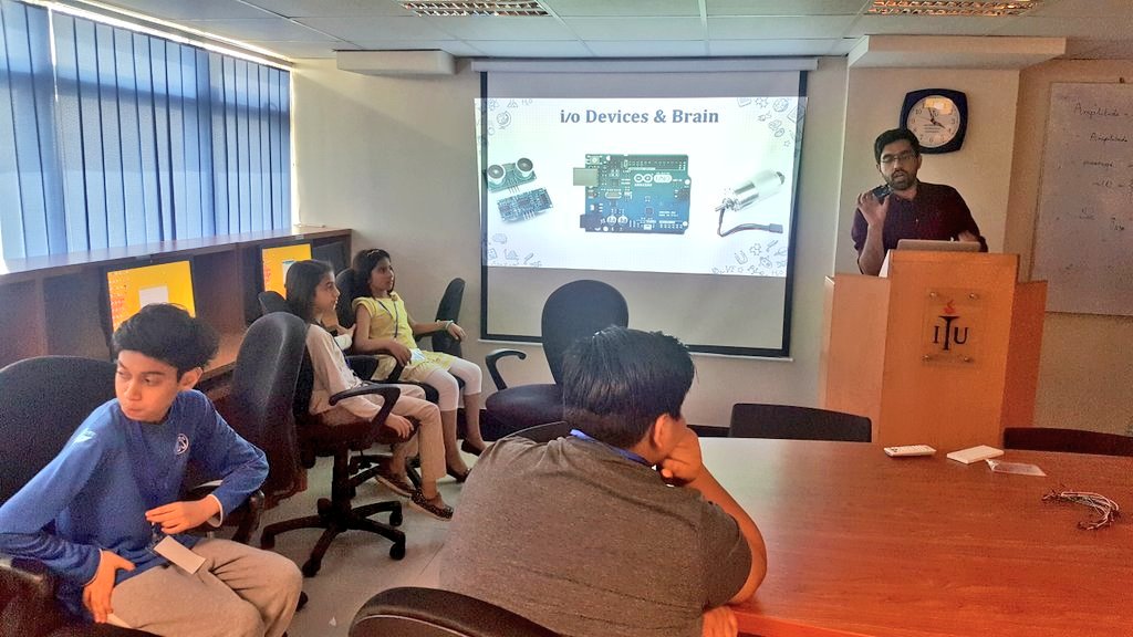 PITBIncubation's tweet photo. Qasim from @diygeeks_org explains the difference between digital and analog pins and the kids are very excited to use the bread boards, arduino boards and sensors to complete little projects for the workshop! 

#XPosition9 #XP9 #Whizkids https://t.co/HhMFSKspAF