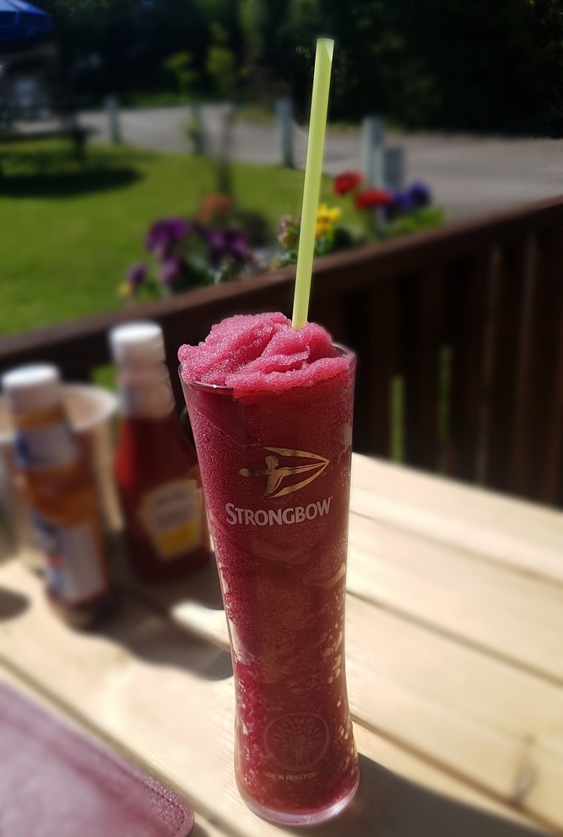Emma_Bridie's tweet photo. Perfect weather for a dark fruit slushy! #lefthandsidewheatsheafinn  #darkfruit #slushy #£4 https://t.co/P1Kk1zZKut
