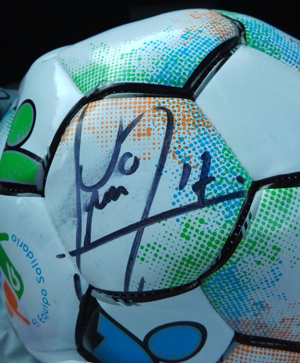 istoeincrible's tweet photo. Todo preparado para una jornada más de @futmondo con el balón de @joaquinarte ganado en el desafío @GedoNicePeople. https://t.co/hcuXubIGu4