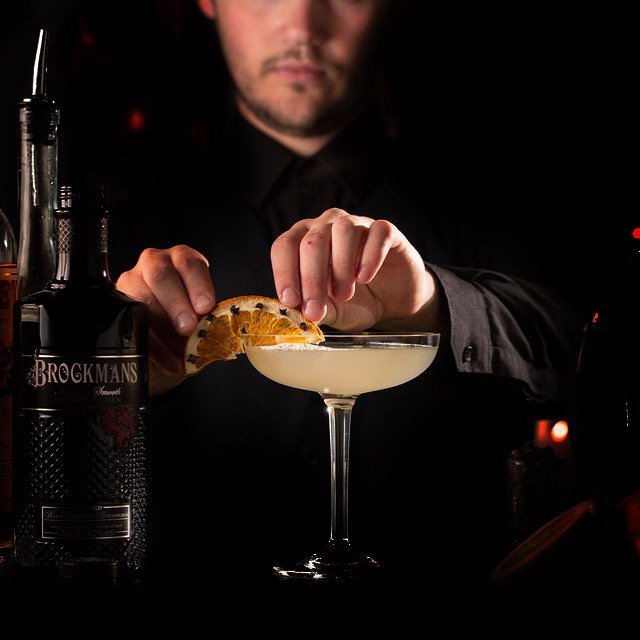 BrockmansGin_es's tweet photo. Esta noche a partir de las 22:30h en #LaRebotica de Ponzano (Madrid) podrás degustar los mejores cócteles con Brockmans a un precio muy especial. ¡Ven a vernos y pídete tu #Brocktail! https://t.co/ddMU4gcLZe