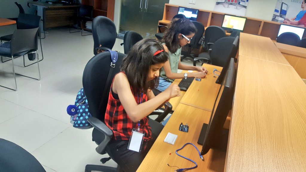 PITBIncubation's tweet photo. Kids making their own circuits by connecting wires with Arduino and Bread boards while the trainers from @diygeeks_org explain to them how to do it

#XPosition9 #XP9 #WhizKids https://t.co/iXCk4UGGTv