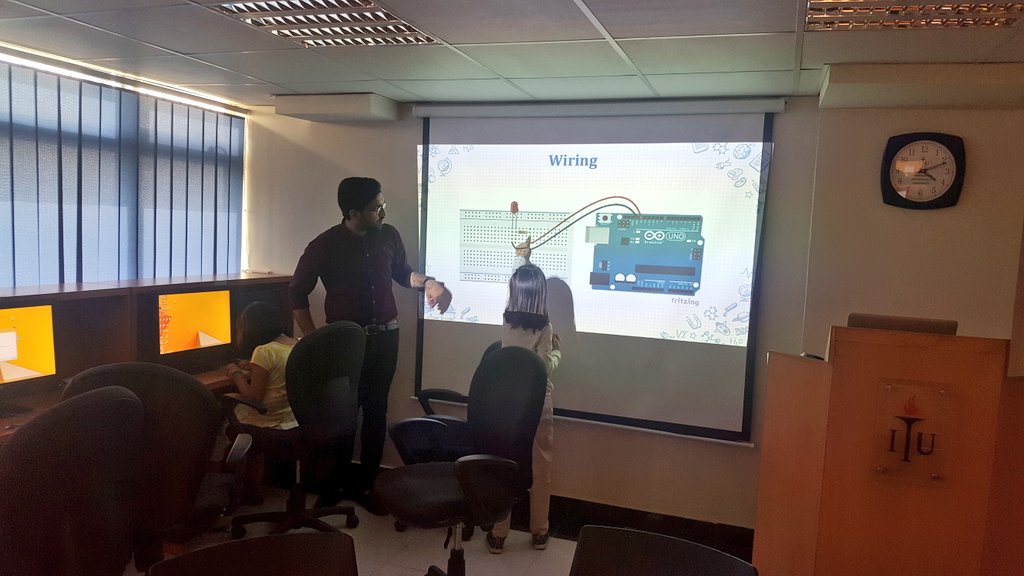 PITBIncubation's tweet photo. Kids making their own circuits by connecting wires with Arduino and Bread boards while the trainers from @diygeeks_org explain to them how to do it

#XPosition9 #XP9 #WhizKids https://t.co/iXCk4UGGTv