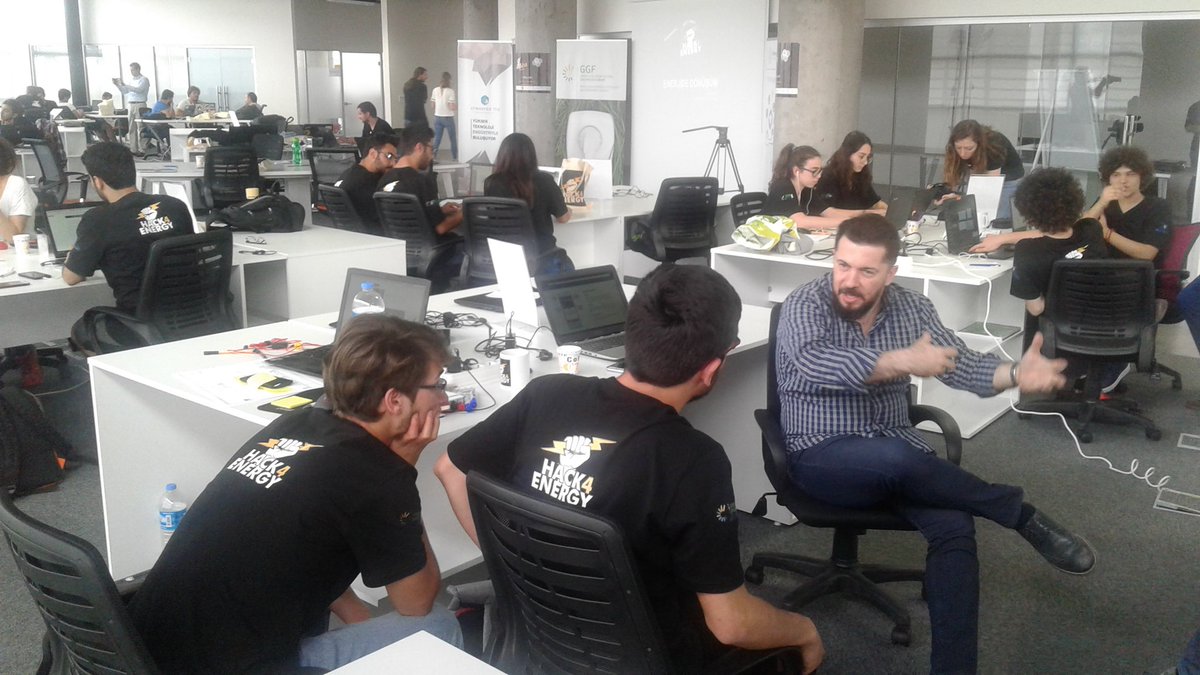 Teknoparkizmir_'s tweet photo. @izmirkalkinma desteğiyle düzenlenen @startinizmir #Hack4EnergyBootcamp2018 mentör görüşmeleriyle sürüyor... https://t.co/jUXu4gaqUp
