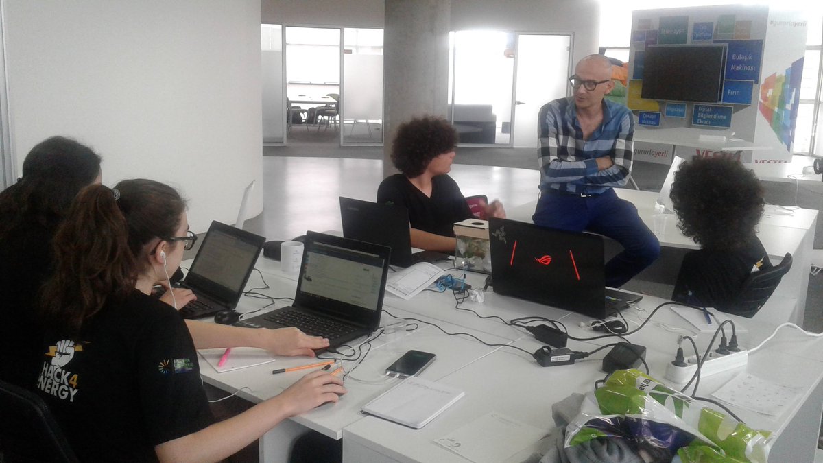 Teknoparkizmir_'s tweet photo. @izmirkalkinma desteğiyle düzenlenen @startinizmir #Hack4EnergyBootcamp2018 mentör görüşmeleriyle sürüyor... https://t.co/jUXu4gaqUp