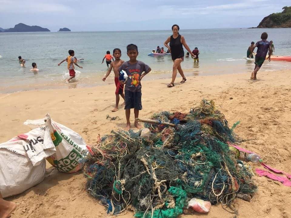 ENPlasticBattle's tweet photo. Washed up fish nets again! ALDFG - lost, abandoned, or otherwise discarded fishing gear. Erwin of @hammockhomestay8908 took the Children of Calitang and #NacpanBeach again for a #Beachcleanup 🙏🙏 #changenow  #ElNido #cleanup  #IslandCleanup #savetheocean #bestsolution #ecodrive https://t.co/KOHNhi7dya