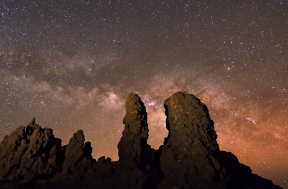 rtveplay's tweet photo. El @escarabajoTVE se acerca a la astrofotografía junto a diferentes aficionados que acuden a puntos de observación para fotografiar las estrellas ✨📸https://t.co/P6F3IjtO3F https://t.co/5115jHArEU