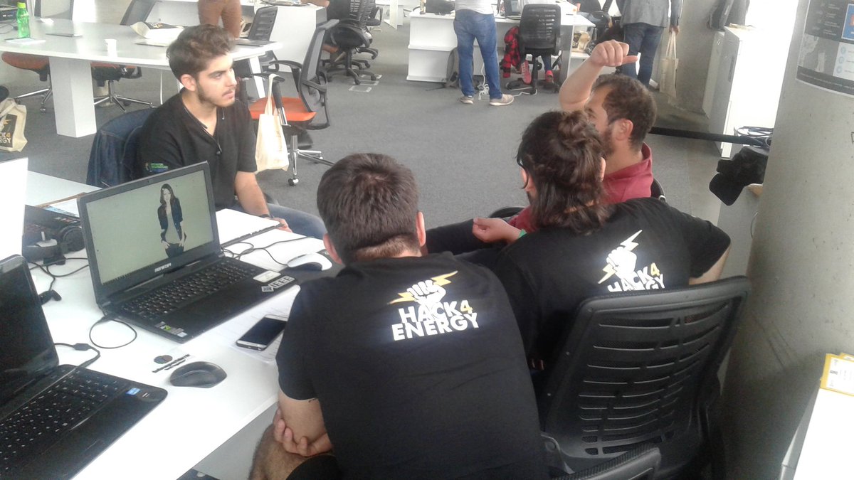 Teknoparkizmir_'s tweet photo. @izmirkalkinma desteğiyle düzenlenen @startinizmir #Hack4EnergyBootcamp2018 mentör görüşmeleriyle sürüyor... https://t.co/jUXu4gaqUp
