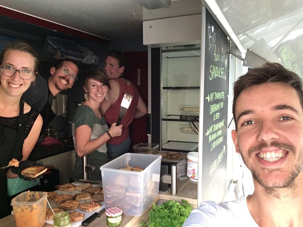 ShoutOutLoudFFM's tweet photo. Mit unserem #Resteküche-Foodtruck waren wir gestern auf dem #Schillermarkt, um 120 Teilnehmende der „Tour Regional“ mit besten Resten zu verköstigen 😊 Ein gelungener Abschluss des Bundestreffens der Regionalbewegung. Aber lest selbst: https://t.co/skh3jAWoAB 🙌😍 https://t.co/sxp4vWu6KP