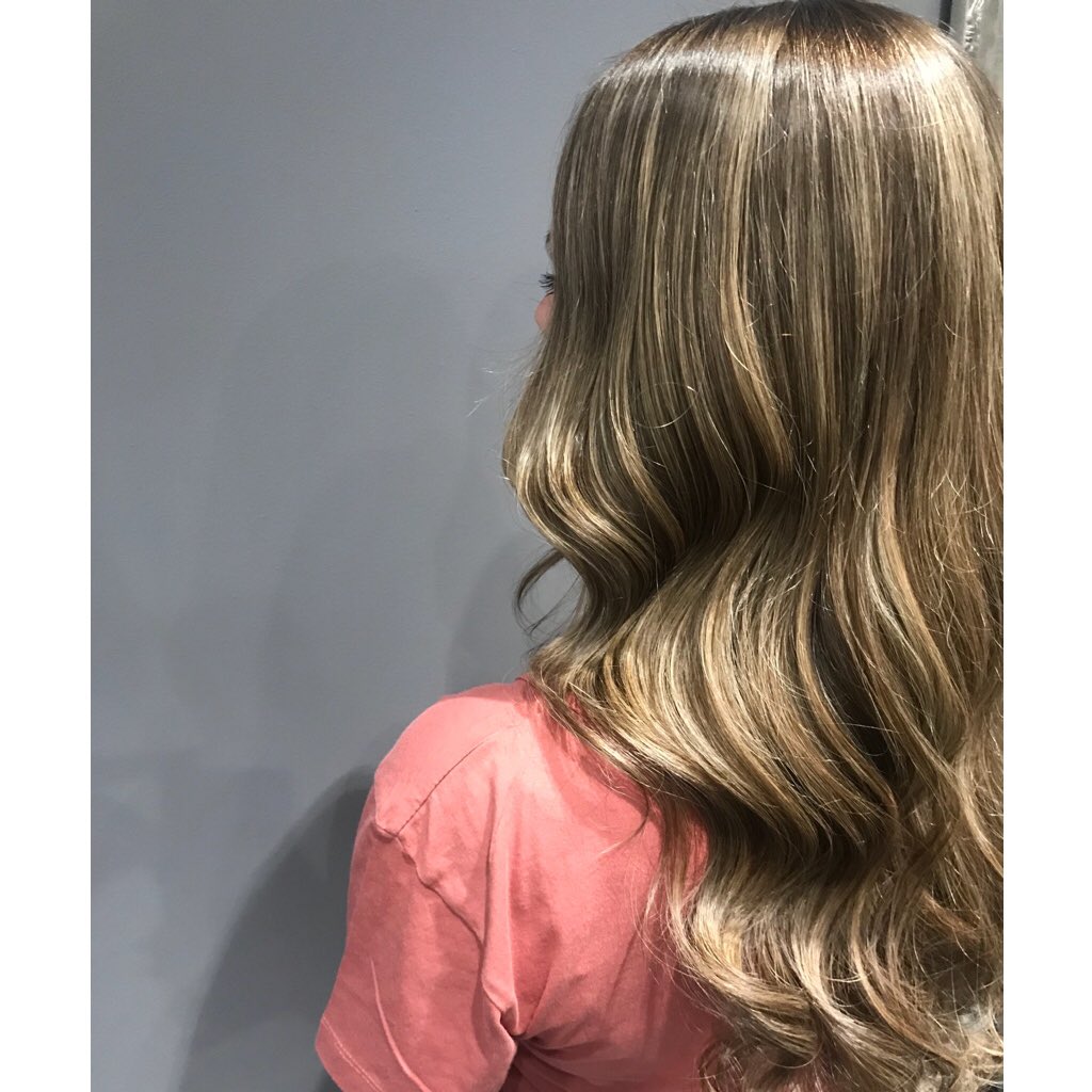 Chewys_'s tweet image. B E F O R E   &amp;amp;      A F T E R    😍😍
.
.
A gorgeous colour change by our Artistic Director Tegan. Soft Caremark highlights finished with glam waves 🌊 

——————————— 
#shwarzkopf #colourchange #blondeme #highlights #clients #chewys #picture #styled