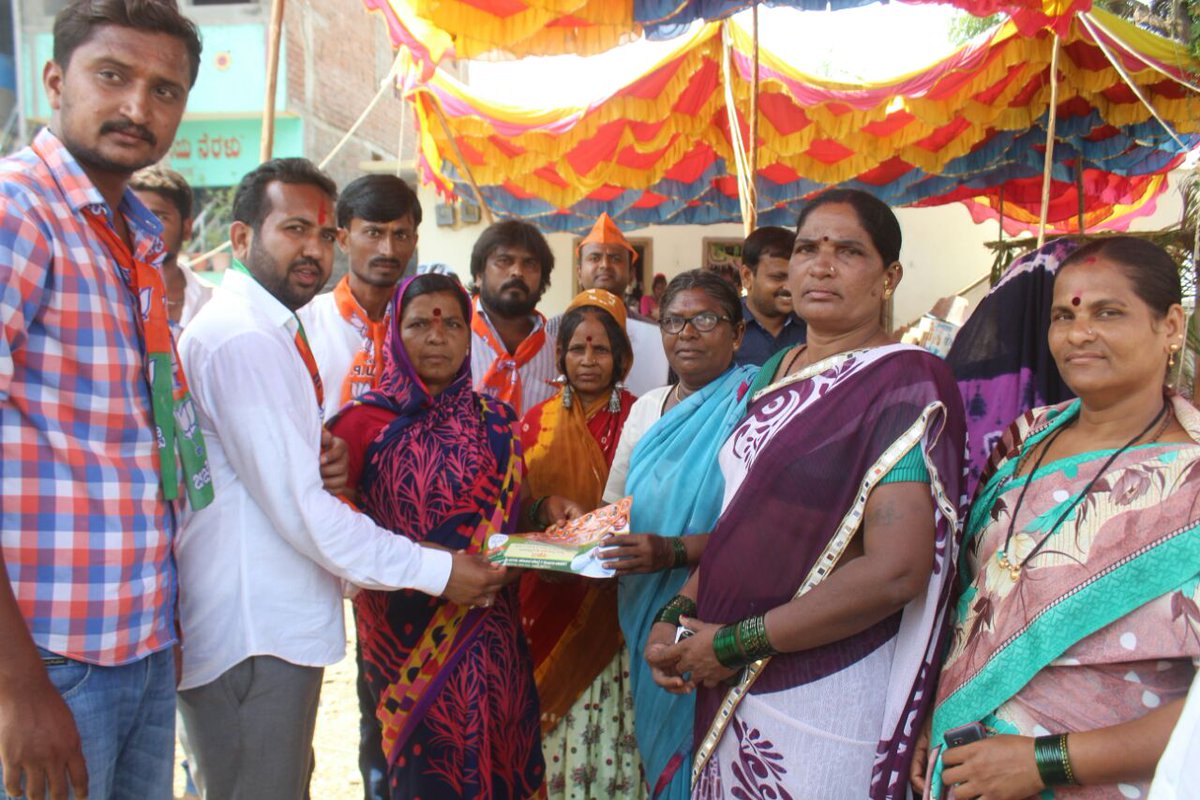 ChanduPatil99's tweet photo. ಸ್ಥಳದಲ್ಲಿ ಆರ್.ಎಸ್ ಪಾಟೀಲ್, ಮಾಜಿ ಸದಸ್ಯರು, ಮಹಾನಗರ ಪಾಲಿಕೆ,. ಸಚಿನ್ ಪಾಟೀಲ್, ಶರಣು ಸಾಲಿಮಠ್, ಮಂಜು ಕಳಸಕರ್, ಹಾಗೂ ಕಾರ್ಯಕರ್ತರು, ಬೂತ್ ಅಧ್ಯಕ್ಷರು ಮತ್ತು ವಾರ್ಡ್ ಅಧ್ಯಕ್ಷರು ಉಪಸ್ಥಿತರಿದ್ದರು. https://t.co/yEYP1xKYSd