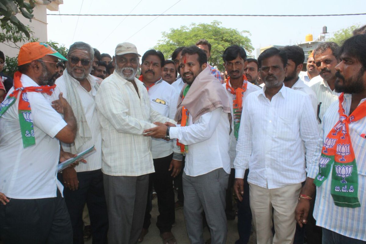 ChanduPatil99's tweet photo. ಸ್ಥಳದಲ್ಲಿ ಆರ್.ಎಸ್ ಪಾಟೀಲ್, ಮಾಜಿ ಸದಸ್ಯರು, ಮಹಾನಗರ ಪಾಲಿಕೆ,. ಸಚಿನ್ ಪಾಟೀಲ್, ಶರಣು ಸಾಲಿಮಠ್, ಮಂಜು ಕಳಸಕರ್, ಹಾಗೂ ಕಾರ್ಯಕರ್ತರು, ಬೂತ್ ಅಧ್ಯಕ್ಷರು ಮತ್ತು ವಾರ್ಡ್ ಅಧ್ಯಕ್ಷರು ಉಪಸ್ಥಿತರಿದ್ದರು. https://t.co/yEYP1xKYSd