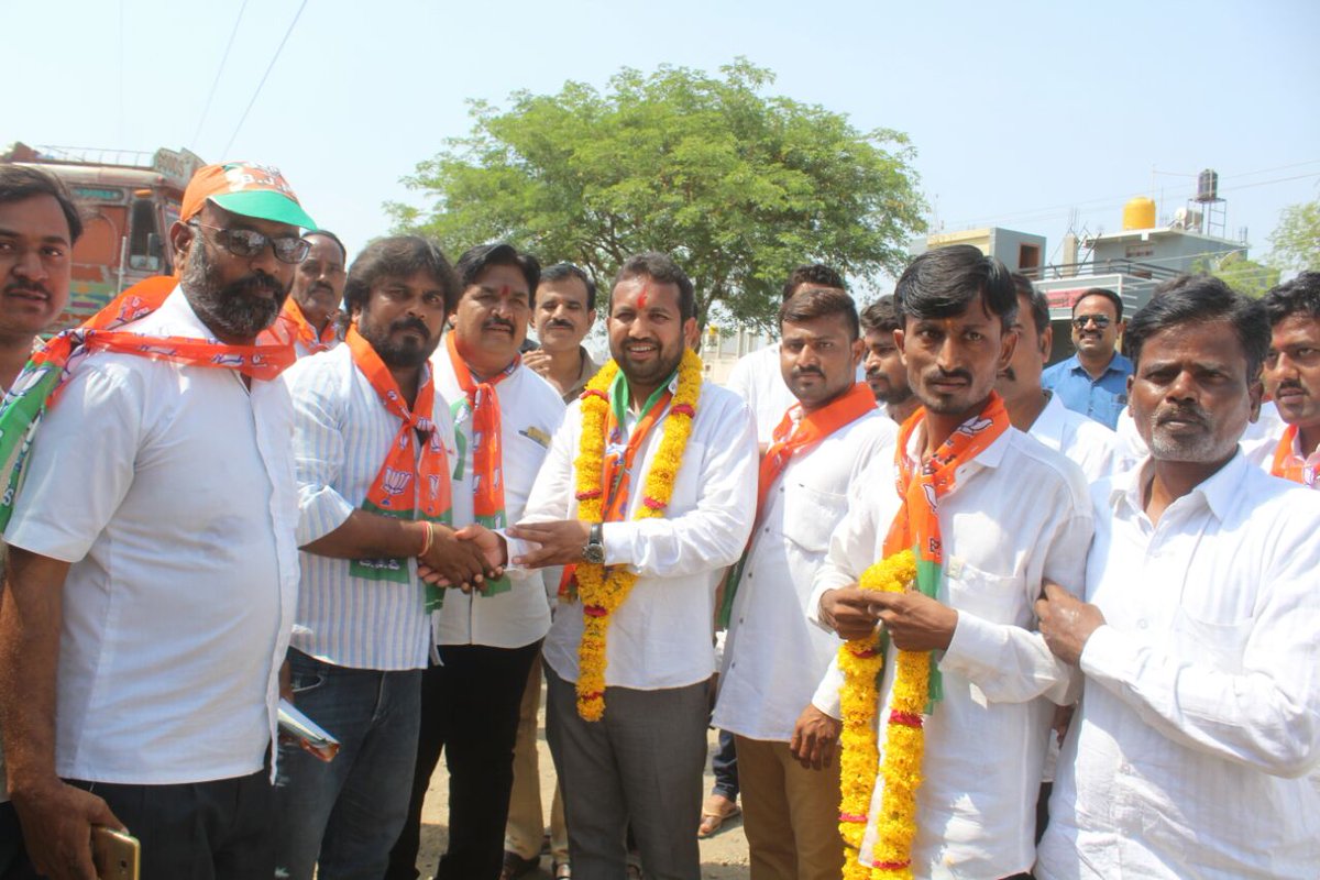 ChanduPatil99's tweet photo. ಕಲಬುರಗಿ ಉತ್ತರ ಮತಕ್ಷೇತ್ರದ ಬಿಜೆಪಿ  ಅಭ್ಯರ್ಥಿಯಾದ ಶ್ರೀ ಚಂದು ಪಾಟೀಲ್ ಅವರು ವಾರ್ಡ್ ನಂ.30 ರ ಓಂ ನಗರ, ಜಿ.ಡಿ.ಏ ಕಾಲೋನಿ, ಹಾಗೂ ಹೌಸಿಂಗ್ ಬೋರ್ಡ್ ಕಾಲೊನಿಯಲ್ಲಿ ಮನೆ ಮನೆಗೆ ತೆರಳಿ ಮತಯಾಚಿಸಿದರು,
ಇದೆ ಸಂಧರ್ಭದಲ್ಲಿ ಚಂದು ಪಾಟೀಲ್ ಅವರನ್ನು ಸನ್ಮಾನಿಸಲಾಯಿತು. https://t.co/sE8MgdyHGT