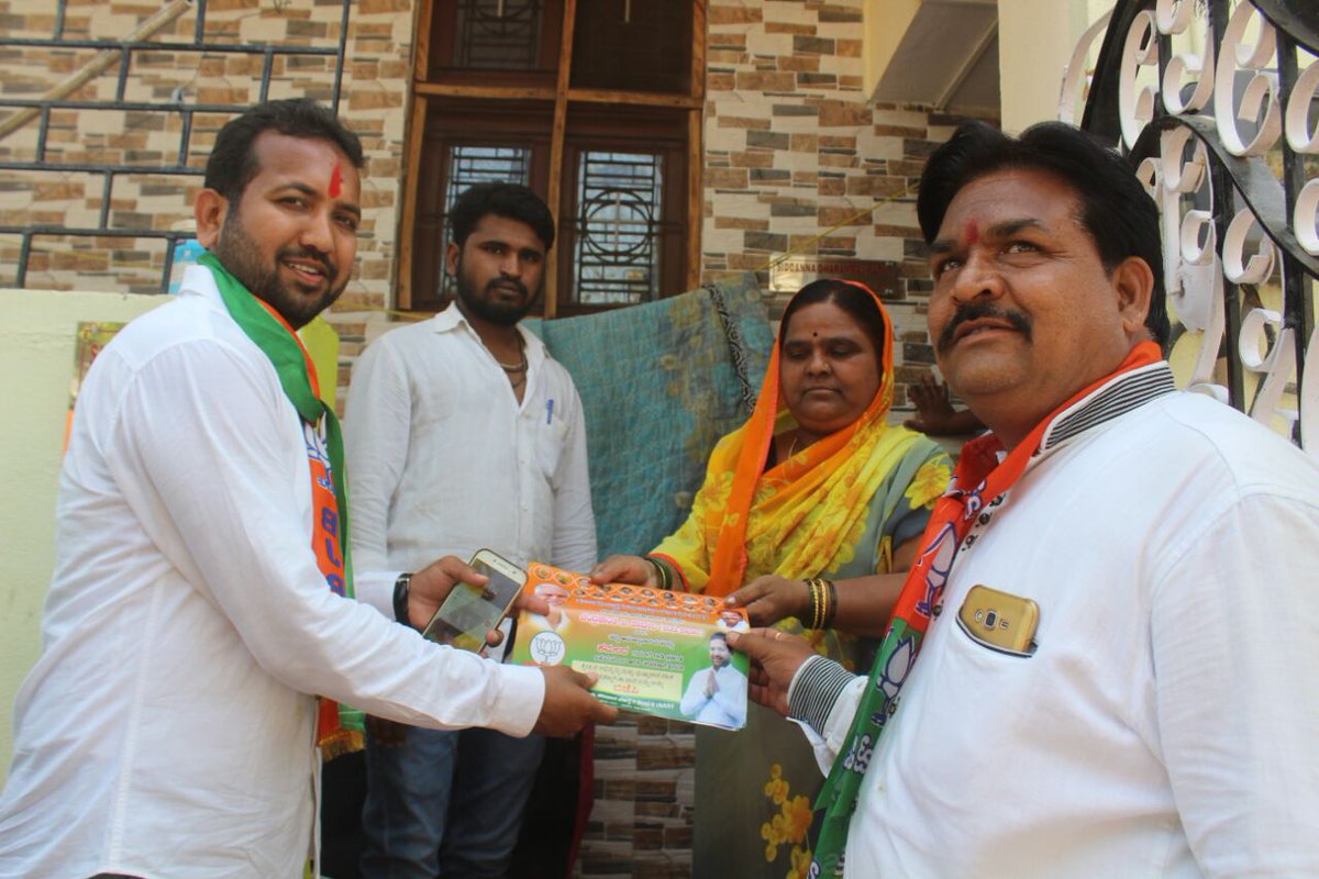 ChanduPatil99's tweet photo. ಕಲಬುರಗಿ ಉತ್ತರ ಮತಕ್ಷೇತ್ರದ ಬಿಜೆಪಿ  ಅಭ್ಯರ್ಥಿಯಾದ ಶ್ರೀ ಚಂದು ಪಾಟೀಲ್ ಅವರು ವಾರ್ಡ್ ನಂ.30 ರ ಓಂ ನಗರ, ಜಿ.ಡಿ.ಏ ಕಾಲೋನಿ, ಹಾಗೂ ಹೌಸಿಂಗ್ ಬೋರ್ಡ್ ಕಾಲೊನಿಯಲ್ಲಿ ಮನೆ ಮನೆಗೆ ತೆರಳಿ ಮತಯಾಚಿಸಿದರು,
ಇದೆ ಸಂಧರ್ಭದಲ್ಲಿ ಚಂದು ಪಾಟೀಲ್ ಅವರನ್ನು ಸನ್ಮಾನಿಸಲಾಯಿತು. https://t.co/sE8MgdyHGT
