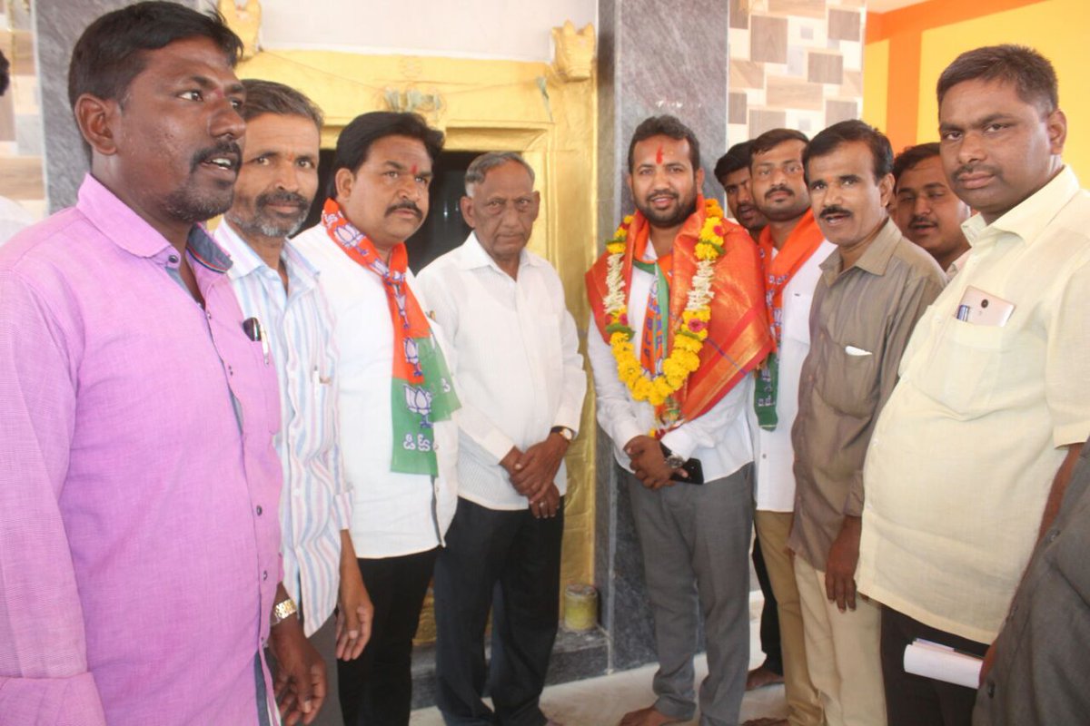ChanduPatil99's tweet photo. ಕಲಬುರಗಿ ಉತ್ತರ ಮತಕ್ಷೇತ್ರದ ಬಿಜೆಪಿ  ಅಭ್ಯರ್ಥಿಯಾದ ಶ್ರೀ ಚಂದು ಪಾಟೀಲ್ ಅವರು ವಾರ್ಡ್ ನಂ.30 ರ ಓಂ ನಗರ, ಜಿ.ಡಿ.ಏ ಕಾಲೋನಿ, ಹಾಗೂ ಹೌಸಿಂಗ್ ಬೋರ್ಡ್ ಕಾಲೊನಿಯಲ್ಲಿ ಮನೆ ಮನೆಗೆ ತೆರಳಿ ಮತಯಾಚಿಸಿದರು,
ಇದೆ ಸಂಧರ್ಭದಲ್ಲಿ ಚಂದು ಪಾಟೀಲ್ ಅವರನ್ನು ಸನ್ಮಾನಿಸಲಾಯಿತು. https://t.co/sE8MgdyHGT