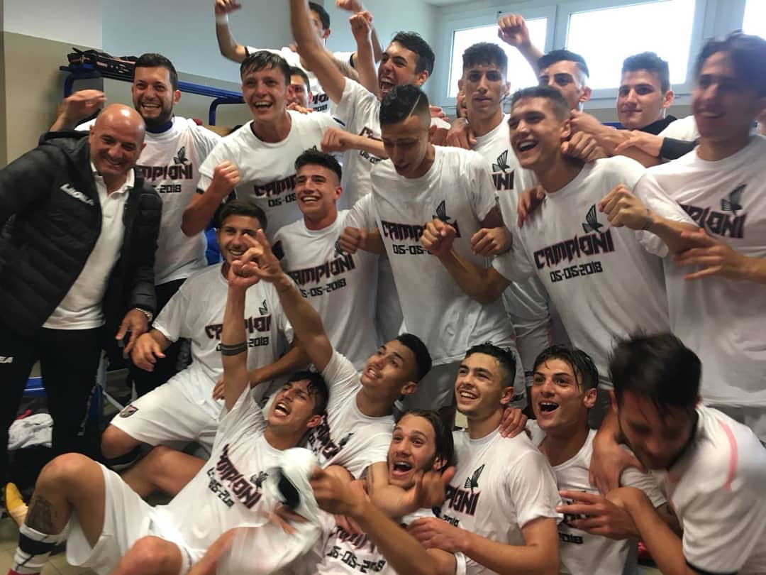 palermocalcioit's tweet photo. E che la festa della Primavera #rosanero abbia inizio! 👊👏⚽️ https://t.co/qg7WBsCc8s
