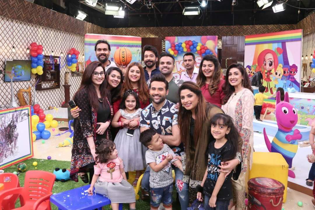shenyfidai1's tweet photo. Becha Party Special 👍💜😀
#SalamZindagi 4th May 2018
My #Coolhost very Charming
@faysalquraishi 😎💫🖤 with
Lovely beautiful Mommies 💖 https://t.co/vPAooHHqB6