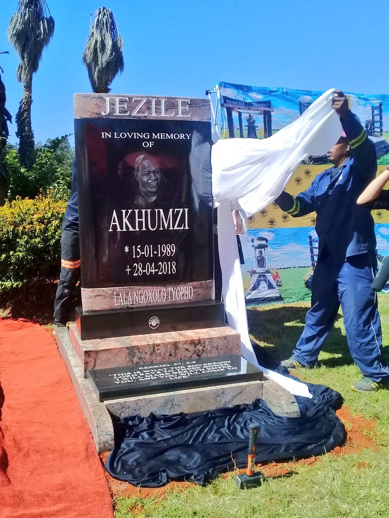 LKG_RSA's tweet photo. #AkhumziJezileFuneral  rest well .✊✊ https://t.co/PZkTgwDop4