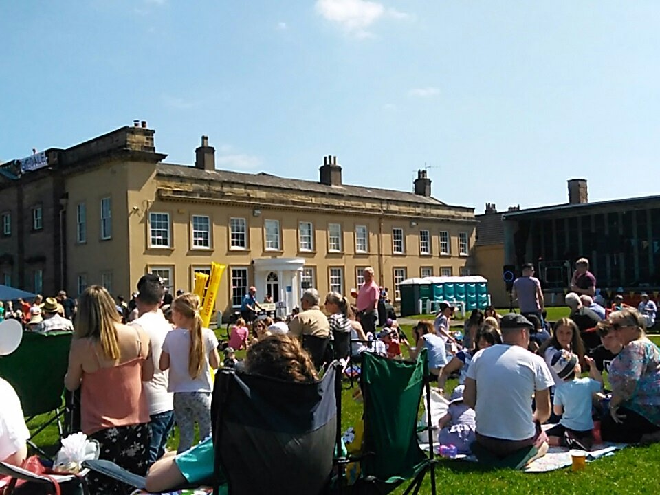 SLRWorcester's tweet image. Fantastic atmosphere at @tdybedale even before racing starts! All villages locally have made huge effort. Well done Yorkshire #tourdeyorkshire