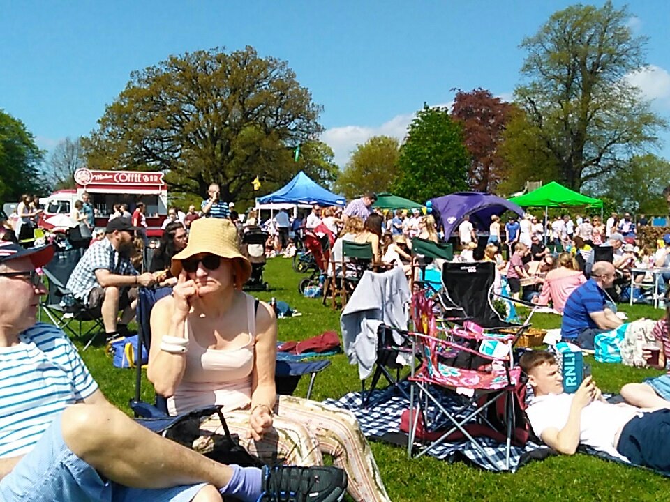 SLRWorcester's tweet image. Fantastic atmosphere at @tdybedale even before racing starts! All villages locally have made huge effort. Well done Yorkshire #tourdeyorkshire