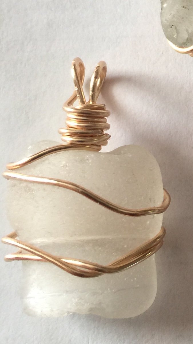 beachbobbles's tweet photo. #seaglass #pendants #giftForHer #MothersDay #beachcombing #WearableArt #beachlife #wired https://t.co/9UtqDEDWFw