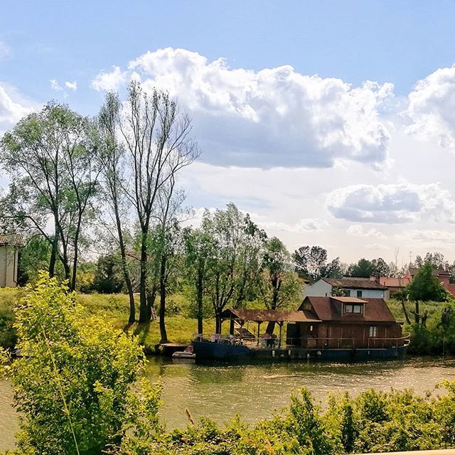 alexsteph_'s tweet photo. 🚢 HOUSEBOAT! 😃 
@igerspadova @igersveneto 
#houseboat #home #casa #barca #fiume #argine #stile #vita #instadaily #igers #photography #picoftheday #follow #followme #happy #cute #beautiful #photooftheday #instagood #life #clouds #light #weather #green… https://t.co/2ior2Wl4A3 https://t.co/UNmcK7I5b4