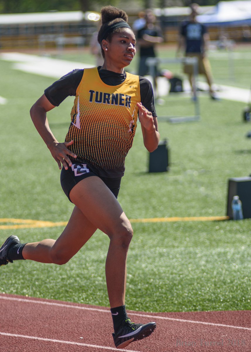 DotteSportsPix's tweet photo. Great performances from @kckschools and @Turner_HS athletes at #NorthRelays. @STALLIONSFAMILY 2nd in 4x100, @BraySoza7 2nd in 100m, @TurnerTrack @davionscott08 3rd in 110 & 300m hurdles. @kckps_sumner Houston 4th in long jump. More pics and recap later at https://t.co/rZZwU1uOfp https://t.co/a8jfnkIghA