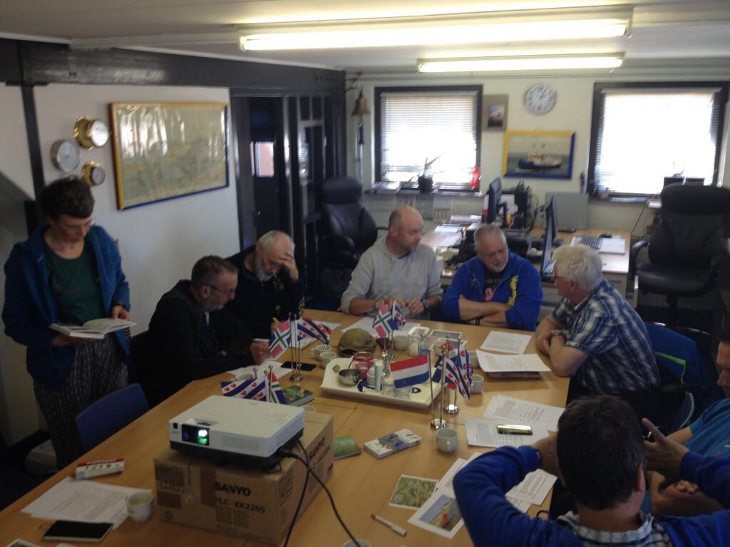 Wadlopers aan het werk met Werelderfgoed Waddenzee 😊 <a href="/waddentweets/">Waddenvereniging</a>