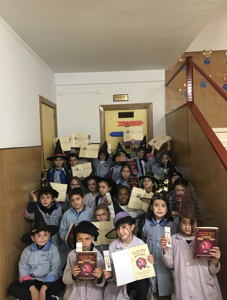 TamaraEducacion's tweet photo. Firma de libros con los ayudantes de Picotera @Dulce__Victoria @ausevamaristas #auseva #FomentoLectura https://t.co/rtvs68zbEK