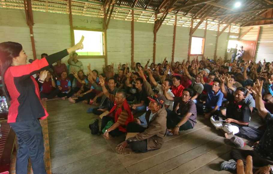 PDI_Perjuangan's tweet photo. Calon gubernur Kalimantan Barat (Kalbar) nomor urut dua, Karolin Margret Natasa, @dr_karolin,  akan Tingkatkan Kualitas SDM Lewat Sekolah Unggulan https://t.co/yC0MhUvYQF #KalbarPilihKarolinGidot  #Salam2Jari https://t.co/Q8FHOXyOLr