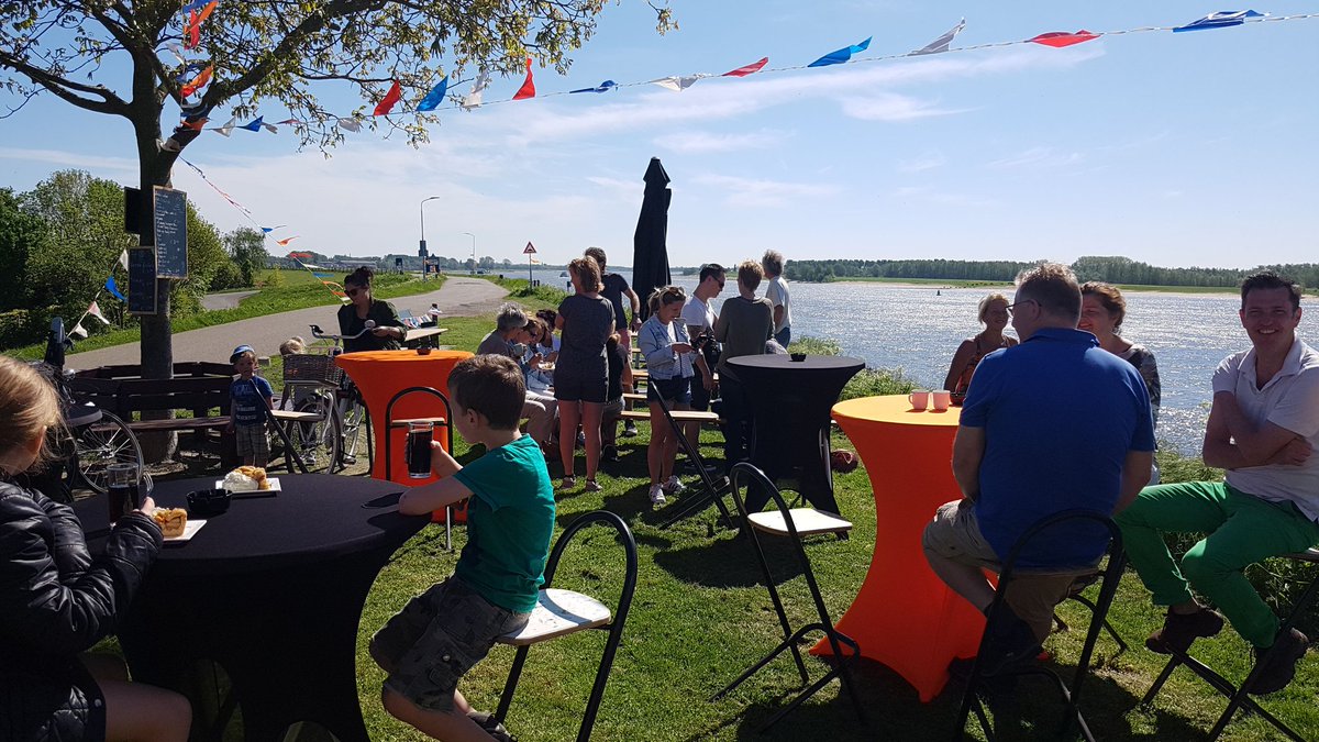 groot_ingeborg's tweet photo. Aan de Waal @BuffettoCatering #Tourdewaal #mooiweer #bevrijdingsdag https://t.co/h3jkRZWQX8