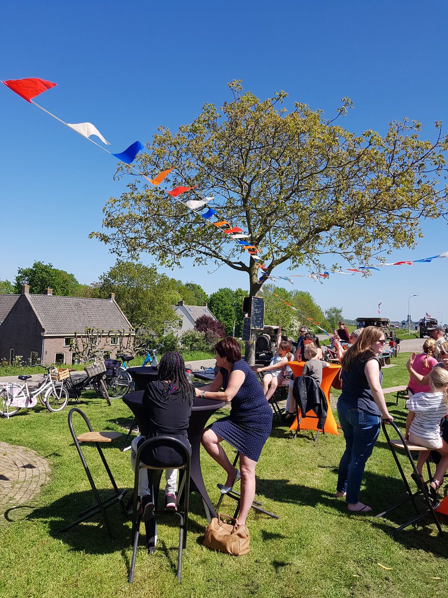 groot_ingeborg's tweet photo. Aan de Waal @BuffettoCatering #Tourdewaal #mooiweer #bevrijdingsdag https://t.co/h3jkRZWQX8