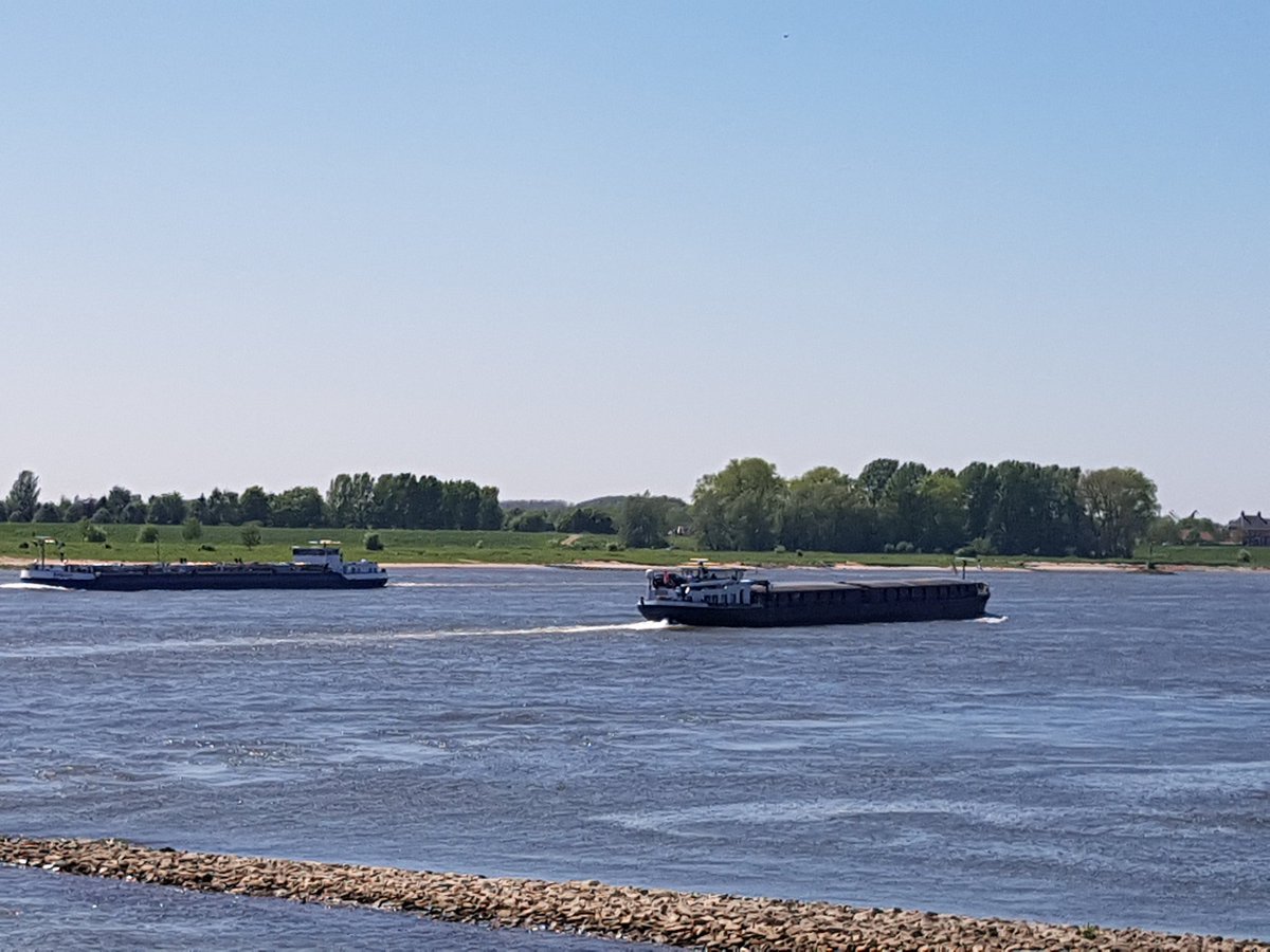 groot_ingeborg's tweet photo. Aan de Waal @BuffettoCatering #Tourdewaal #mooiweer #bevrijdingsdag https://t.co/h3jkRZWQX8