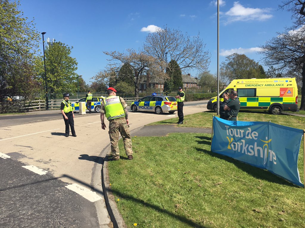 1RegtRMP's tweet photo. @letouryorkshire is successfully through @The_Garrison with support from #teamone and @NYorksPolice controling traffic and crowds. @1MPBrigade #referenceregiment https://t.co/5W0lscqnfo