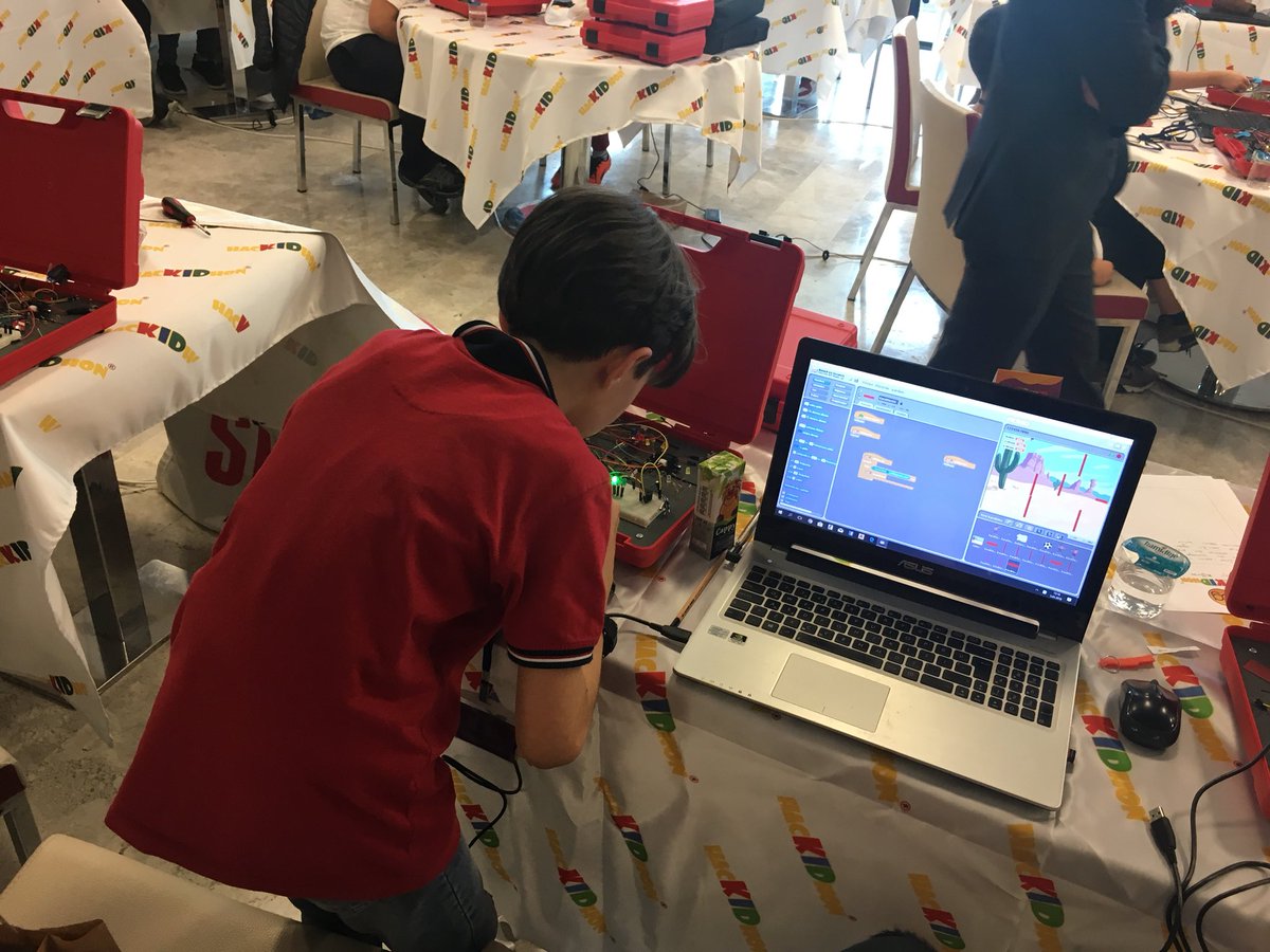 emreflz's tweet photo. #Hackidhon18 minikler kendi oyunlarını ve ona uygun oyun konsollarını yapıyorlar, azimle arı gibi çalışıp yarışıyorlar, haberleri yok ama bize gelecek adına ümit veriyorlar @bilisimgaraji https://t.co/AZHdXQ82jq