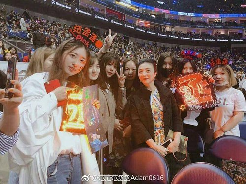 IP_man2018's tweet photo. Fan Chengcheng's mum taking photos with fans at Nine Percent's fan meeting #FanChengcheng #范丞丞 #IdolProducer

https://t.co/NvCspudpXr https://t.co/8Mxra6nPdS