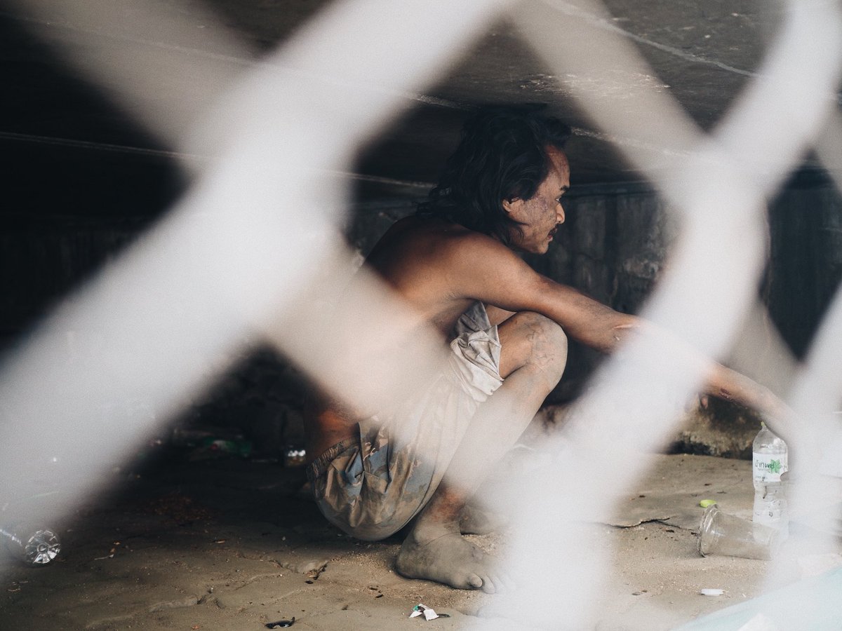 human_street's tweet photo. ถูกปล่อยให้ใช้ชีวิตอยู่กับคำว่าคนบ้าเพียงลำพัง #ผู้ป่วยจิตเวช #ผู้ป่วยข้างถนน https://t.co/WJzCb2bAGv