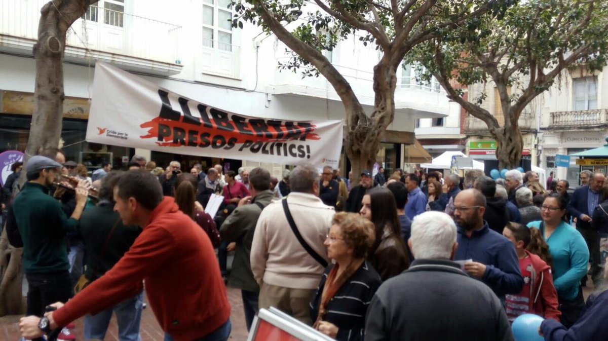 1octBP's tweet photo. Una setmana més de #música per la #LlibertatPresosPolítics Cada dissabte al migdia a #ElVendrell Avui amb sessió doble: gralles i el cantautor Pitxi. @Llibertatmusica #DemocràciaBP https://t.co/n7IOwxwetY