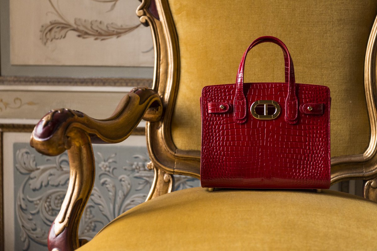 Just can’t get enough of the Dee Verona Tote in this bright and perfect croc-embossed red leather ♥️ deeocleppo.com/collections/ha…