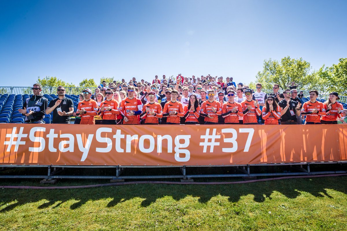 Een prachtige steunbetuiging door Team KNWU en andere rijders tijdens de World Cup BMX op Papendal voor Jelle van Gorkom. #StayStrong37 #OpPapendal #Papendal2018