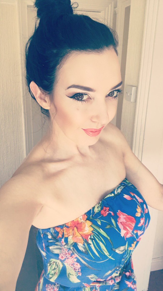 paperdolli1's tweet photo. ☀️Same summer outfit - two different looks ���🏻‍♀️☀️ https://t.co/skpeyhJ8ua