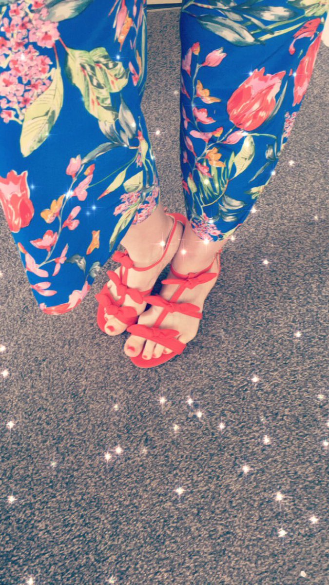 paperdolli1's tweet photo. ☀️Same summer outfit - two different looks ���🏻‍♀️☀️ https://t.co/skpeyhJ8ua