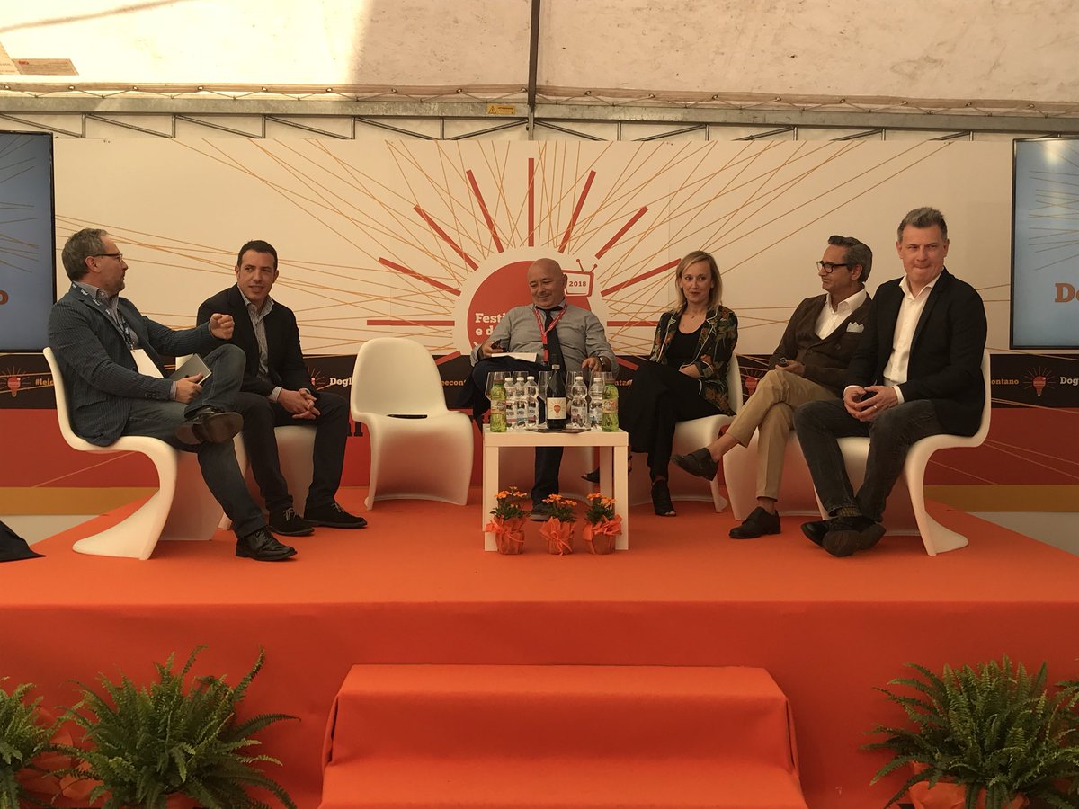 Tendone aperto per lasciare entrare il sole finalmente spuntato, tutti pronti per il panel sulla #creatività nella narrazione 🌞
Manca solo <a href="/bravimabasta/">Luca Bottura</a>! 

#festivaldellatv #dogliani #leideecontano