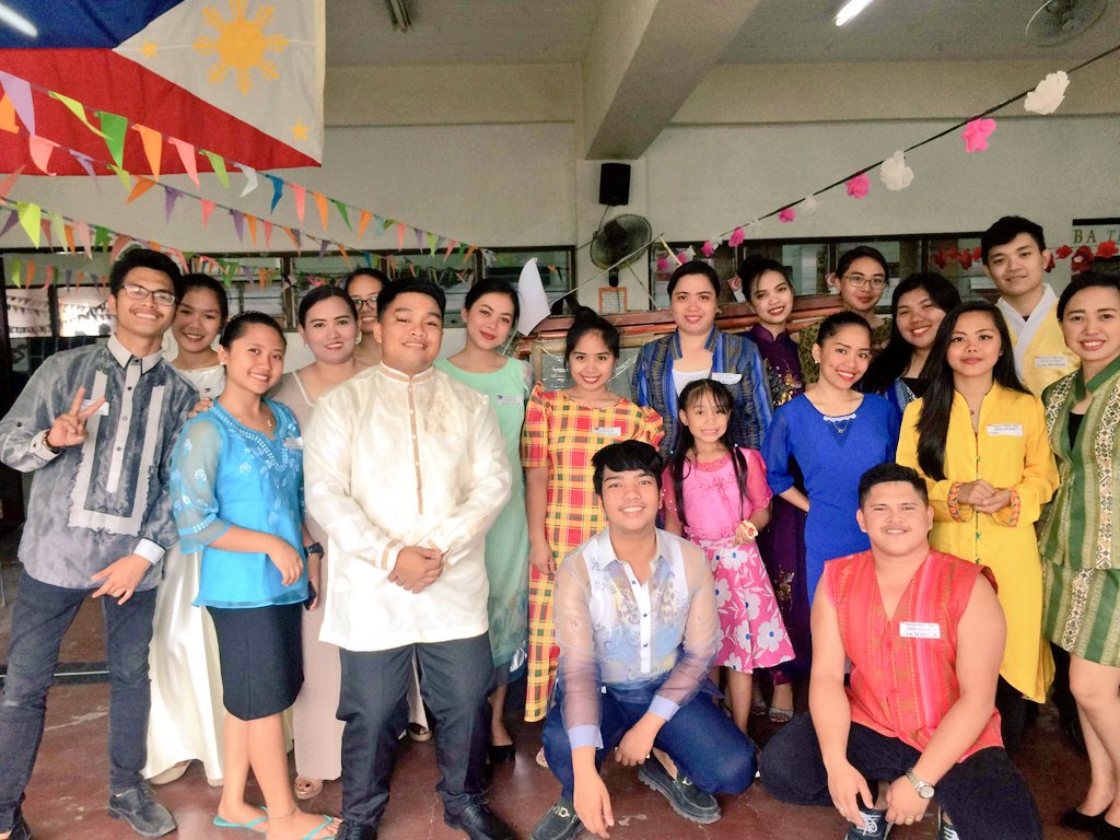 cassceniza's tweet photo. Congrats Guyssss 😍
Wooooooh sleepless night is over! 😊 #TeamSinga-Pinas #RoadToSMX #GraduationNalang🎓🎓🎓 #TatakMarketista #B2BExhibit https://t.co/Wi6d29eJwA