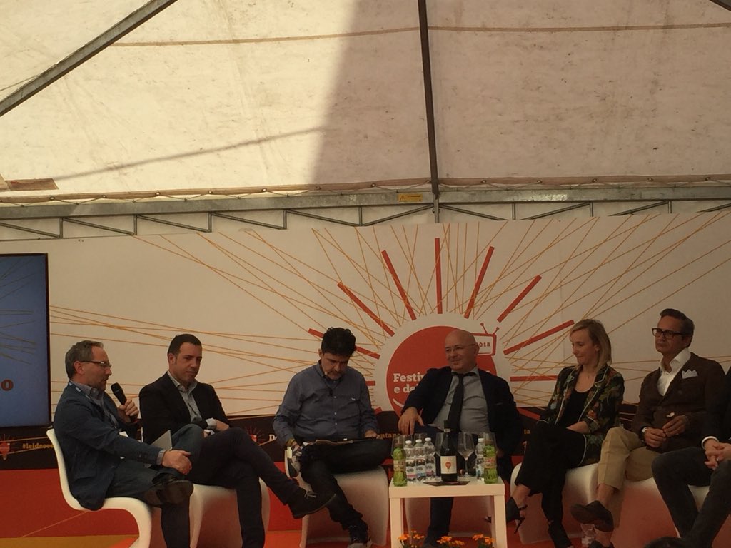 Emanuele Landi di #Fox: “Cos’è lo storytelling? Rendere interessante una cosa che non lo è” <a href="/UffstampaFOX/">Fox Networks Italy</a> <a href="/bravimabasta/">Luca Bottura</a> #festivaldellatv #leideecontano #dogliani