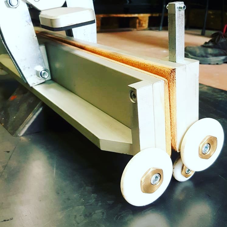 eflatungroup's tweet photo. Glass sheet clamp/Cam kaldirma kiskaci, Speacial equipment for the transport of jumbo and half-jumbo glass of great thickness.
-Lifting capacity - 1000kg/2205lb
-Clamp weight - 14 kg/31lb
-Glass thickness / 4-19 mm
#glassclamp #glasssheetclamp #glasslift #clamp
#EflatunGroup https://t.co/G9mENrC4kc