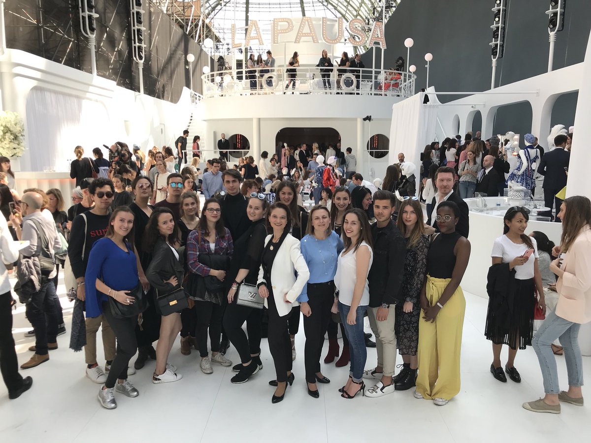 MichaelaMerk's tweet photo. Dans les coulisses de @CHANEL : selected current and future Glam students of @SKEMA_BS visited the stunning backstage of the latest collection Croisière at Grand Palais. @GlobalLuxuryMgt #Luxury #GLAM1718 https://t.co/AZ1LxZwJ1b