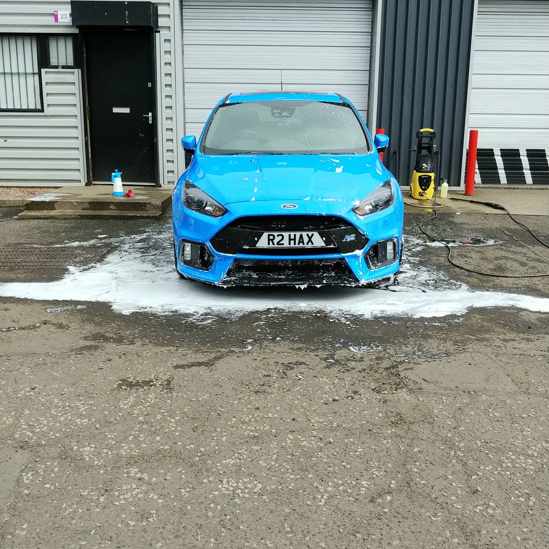 ZephrFish's tweet photo. Monthly wash to lift the baked grime of 3k miles! #FocusRS #ARDetailing https://t.co/R8tAaWLMv8