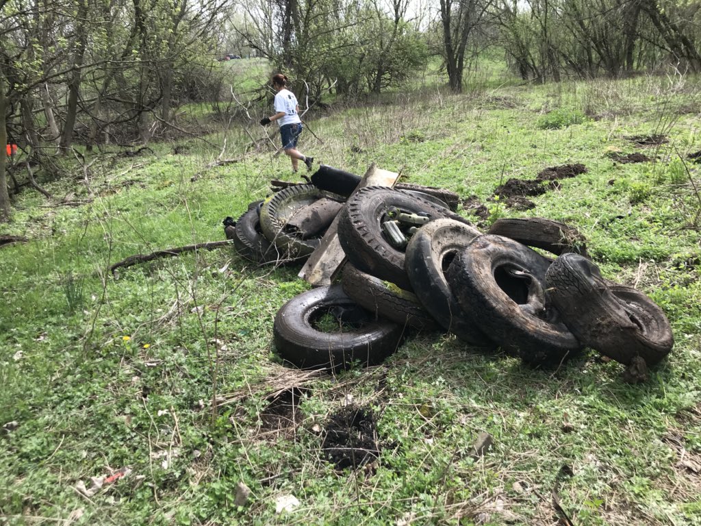 SypniewskiScott's tweet photo. #TireCrew #BlackRiverCleanUp @LorainHd6930 https://t.co/xs1N2iWENx